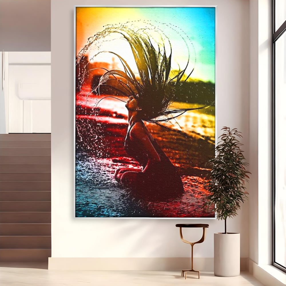 Tablou canvas cu tablou canvas cu femeie si stropi de apa, in rama de aluminiu argintiu